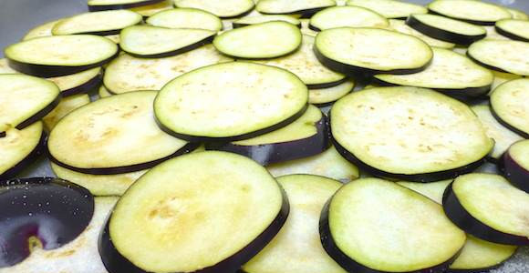 1. Этап. Баклажаны, жаренные в панировке: 1. Баклажаны хорошо промыть, обсушить немного и нарезать средними или тонкими колечками. Посыпать солью (довольно много) и оставить минут на 10-20.