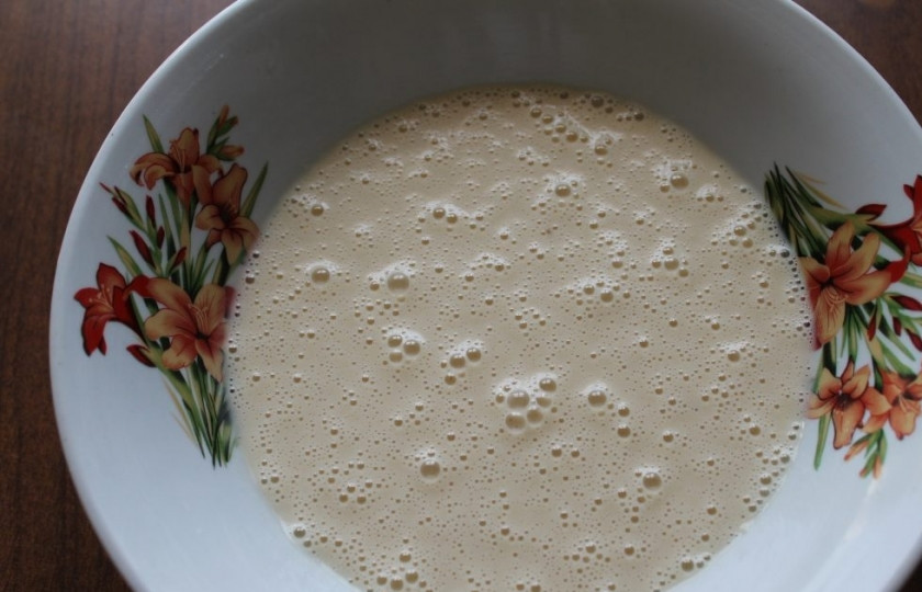 1. Этап. Блины простые: 2. Вливаем тонкой струйкой молоко комнатной температуры и перемешиваем венчиком, чтобы не было комочков.