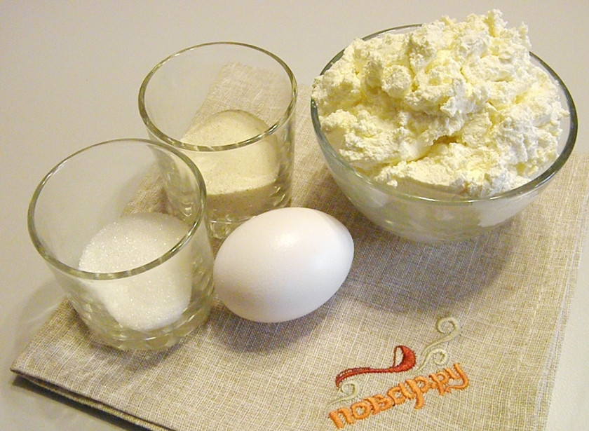 1. Этап. Творожная запеканка в формочках: Подготовьте продукты для запеканки. Сразу хочу обратить внимание на творог, ведь залог нежной запеканки именно в нем. Берите влажный и не кислый творог, можно даже творожковую массу не сладкую, а в пачках. Если творог рыночный, то обязательно протрите его через сито или терку, чтобы измельчить крупицы.