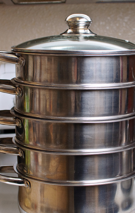 1. Этап. Манты: Доведите воду в пароварке до кипения. Поместите манты в многоуровневую пароварку. Готовить в течении 45 минут.