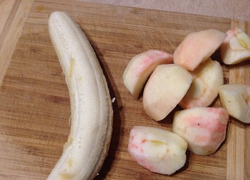 1. Этап. Фруктовый мусс: Очистим яблоки и банан.