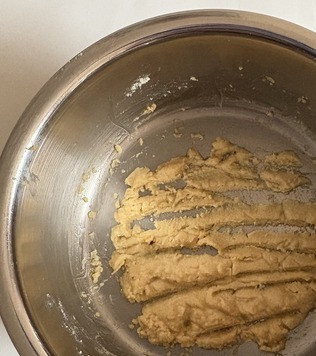 1. Этап. Запеканка из картофеля и брокколи: Пока варятся овощи, растопить сливочное масло, добавить муку, поджарить до зарумянивания, постоянно помешивая.