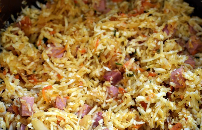 1. Этап. Солянка из свежей и квашеной капусты: Выложите мелко нашинкованную свежую капусту. Жарьте при открытой крышке мультиварки до появления вкусного запаха чуть поджаренной капусты.