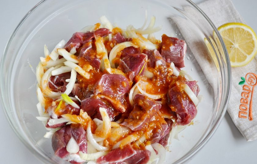 1. Этап. Чашушули по-грузински из говядины: 2. Репчатый лук порежьте полукольцами, положите его к мясу. Также добавьте лимонный сок, растительное масло и аджику. Перемешайте хорошо, помните немного руками и оставьте на 30 минут мариноваться.