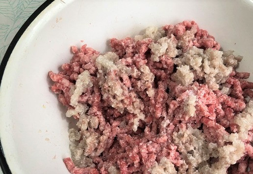 1. Этап. Тефтели в бархатистом соусе Дело тонкое: Панировочные сухари намочить водой, добавить в фарш. Добавить соль и черный перец.