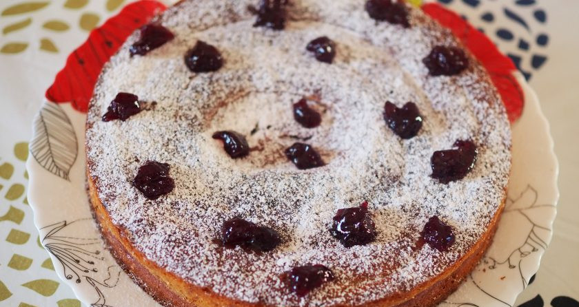 1. Этап. Малиновая «Зебра»: Когда оба вида теста окажутся в форме, поместите будущий пирог в разогретую до 180 градусов духовку и выпекайте в течение 45-55 минут, проверяя готовность 