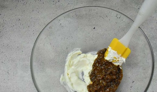 1. Этап. Коронационная индейка: В миске соедините майонез, сметану и остывший соус со сковороды. Перемешайте.