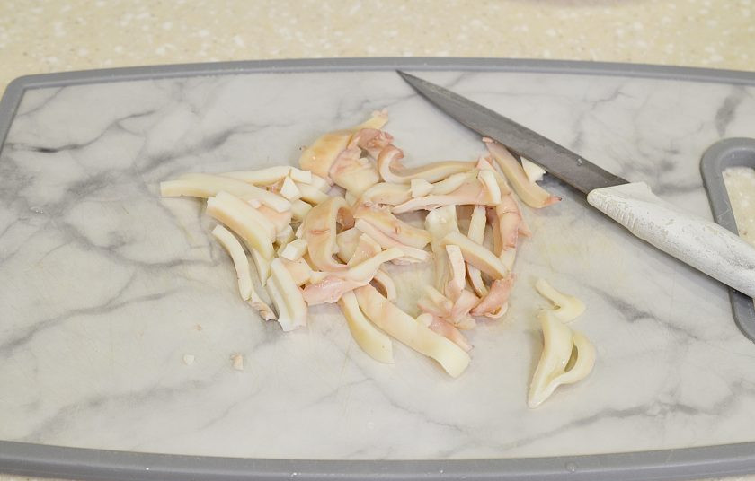 1. Этап. Салат из кальмаров и мидий: Кальмар нарежьте полосками, мидии оставьте целыми.