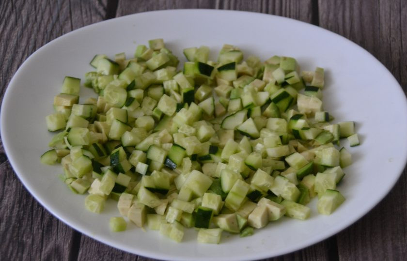 1. Этап. Салат с авокадо, тунцом и огурцом: Кубиком нарежьте огурец и добавьте к авокадо.