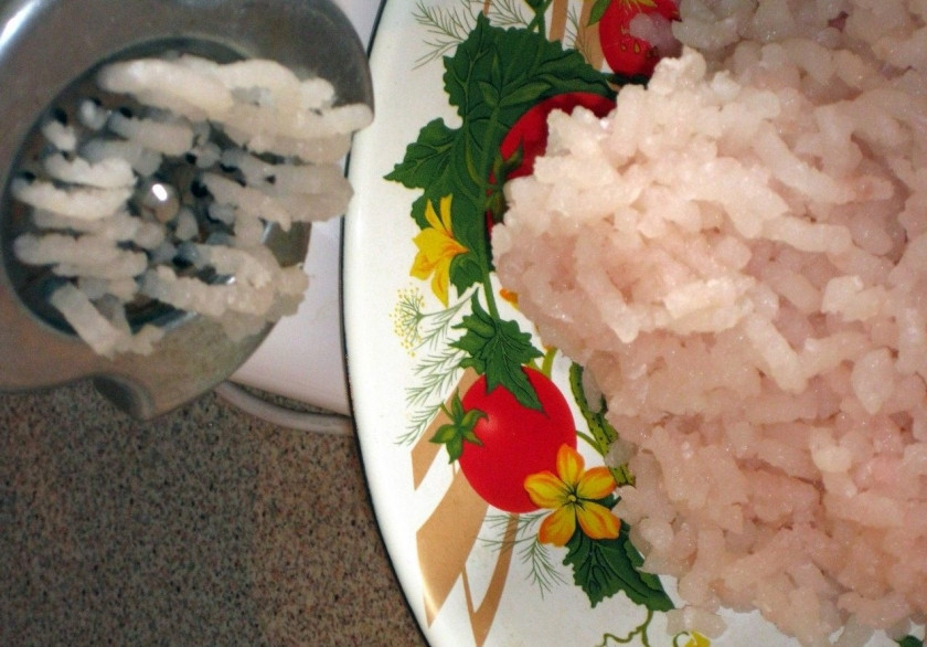 1. Этап. Рыбные фрикадельки: Филе порежьте кусочками и пропустите через мясорубку.