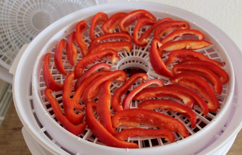 1. Этап. Вяленые перцы на зиму: Перец нарезаем дольками и выкладываем на решетку сушилки. Готовим при температуре 50-55 градусов, около 10 часов.