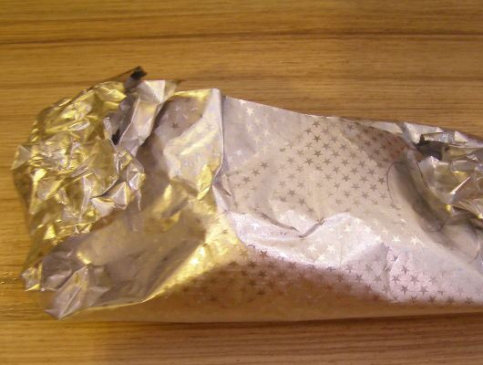 1. Этап. Рыба, запеченная в фольге: Каждую рыбу заворачиваем в фольгу, чтобы концы были вверх. Фольгу смазывайте маслом перед этим.