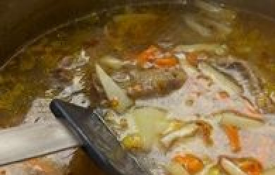 1. Этап. Суп с гречкой и солеными огурцами: Теперь варим бульон с мясом и последовательно добавляем ингредиенты. Крышку приоткрываем только для того, чтобы засыпать новые ингредиенты. Добавляем гречку. Варим 5 минут. Добавляем черный перец и лавровый лист. Добавляем картофель. Варим 15 минут. Добавляем лук, морковь и огурцы. Перемешиваем. Доводим до кипения на 5 минут. Убираем огонь, оставляем суп на 20 минут.