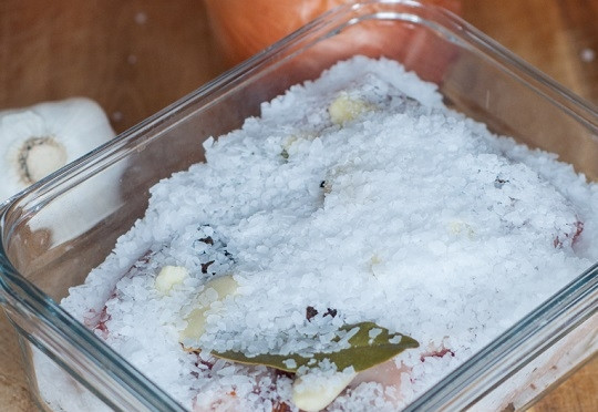 1. Этап. Засолка сала по-украински: 3. Засыпьте оставшейся солью. Оставьте сало в холодильнике на 3-4 дня.