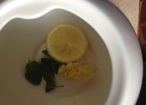 1. Этап. Полезный имбирный чай: Выкладываем в заварочный чайник натертый имбирь, ломтик лимона и листики мяты. Ломтик лимона нам нужен исключительно для аромата, ведь все знают, что при заваривании лимона кипятком, практически все его полезные свойства теряются.