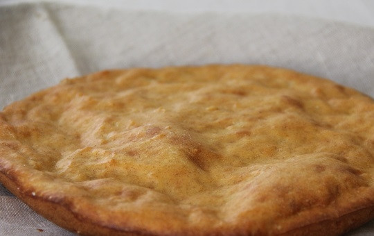 1. Этап. Лепешки на ряженке: 5. Когда появится аппетитная румяная корочка, лепешка на ряженке в домашних условиях готова. Угощайтесь!