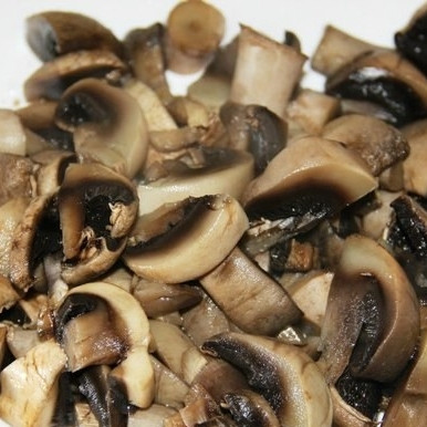 1. Этап. Салат из куриных желудков: Шампиньоны отварить до готовности (5 минут в кипящей воде), нарезать на небольшие кусочки.