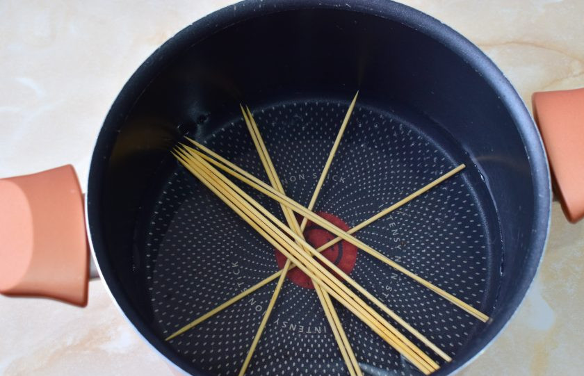 1. Этап. Люля-кебаб из свинины и курицы: Деревянные шпажки залейте водой и оставьте на 30-60 минут. Это необходимо для того, чтобы они пропитались и не подгорали при запекании в духовке.