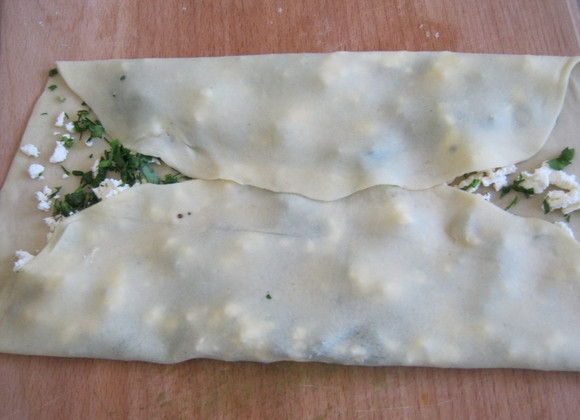 1. Этап. Турецкая лепешка гезлеме: Заверните как на фото: сначала противоположные края снизу и сверху.