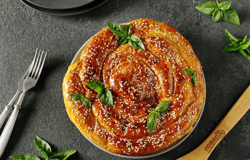 1. Этап. Слоеный пирог с мясом и грибами: Дайте пирогу слегка остыть, затем нарежьте его на порции и подавайте к столу. Приятного аппетита!