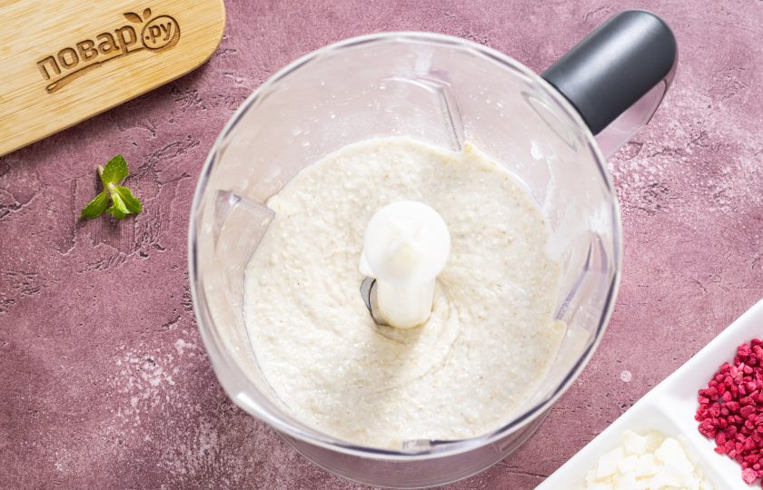 1. Этап. Сырки из зеленой гречки: Попробуйте массу на вкус. По необходимости добавьте больше лимонного сока или сиропа топинамбура.