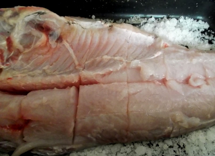 1. Этап. Балык из рыбы: 3. В подходящую по размерам форму насыпаем соль и укладываем рыбу, сверху снова посыпаем щедро солью. Ставим пресс (можно банку с водой) и отправляем в холодильник на 5-7 дней.