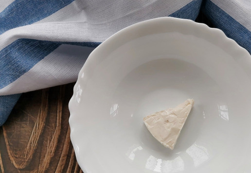 1. Этап. Сметанно-сырный соус: Плавленый сырок размять вилкой.