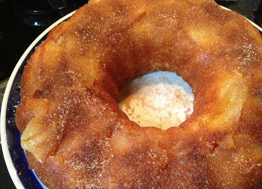 1. Этап. Сладкий кексик: 6. Если нет времени и желания придумывать сложную глазурь, тогда достаточно смазать еще горячий кекс сливочным маслом и присыпать сахаром с корицей. Вот и весь простой рецепт сладкого кексика, который не раз выручит вас.