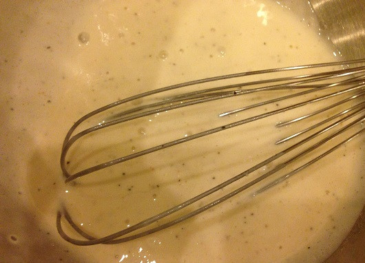 1. Этап. Вегетарианская рыба в кляре: Добавляем муку, соль, перец и сахар. Тщательно все перемешиваем, до однородной массы. Соду добавляем, непосредственно перед жаркой.