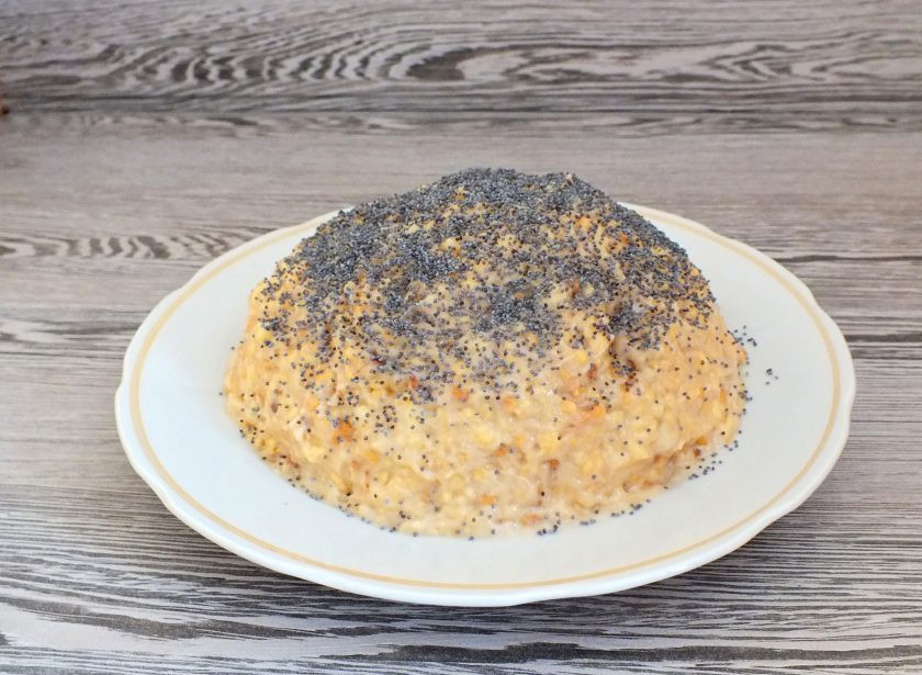 1. Этап. Торт Муравейник без сметаны: Возьмите блюдо. Выложите содержимое чаши. Придайте форму муравейника. Верх присыпьте маком. Уберите в холодильник на 2 часа.