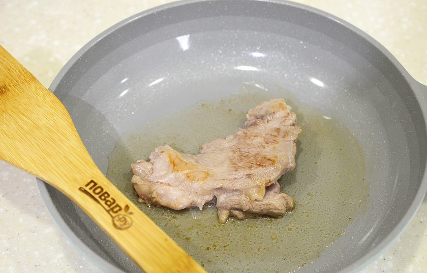 1. Этап. Свинина, запеченная с черносливом: 2. Слегка обжарьте на сковороде с двух сторон.