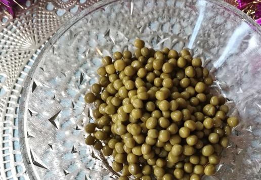 1. Этап. Салат Морская владычица: Выложить в салатник зелёный горошек (половину стандартной банки).