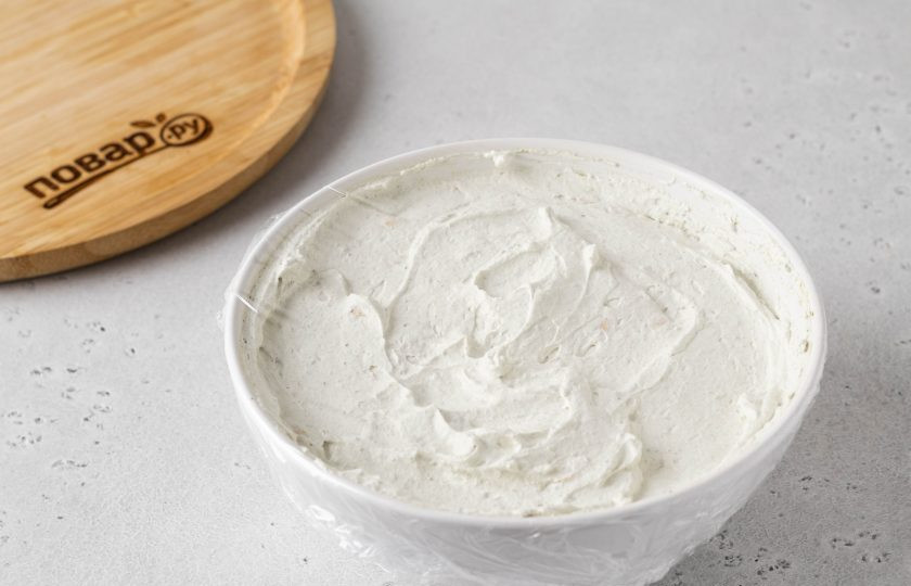 1. Этап. Мороженое из зеленого чая: Разровняйте поверхность. Накройте пленкой и уберите в морозилку на 5-6 часов.