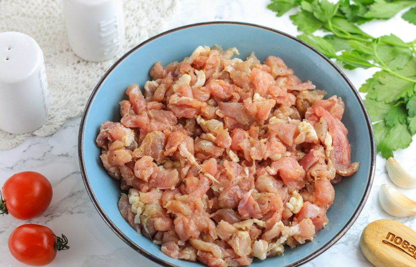 1. Этап. Домашняя варено-копченая колбаса: Промойте свинину в воде, обсушите и нарежьте мелкими кусочками. Очистите лук и чеснок от кожуры, натрите лук на терке для пюре, а чеснок спрессуйте прямо в емкость с мясом. Всыпьте приправу и соль, тщательно все перемешайте. Накройте пищевой пленкой и поместите на холод примерно на 8-10 часов, чтобы фарш пропитался всеми ароматами и вкусами добавок.