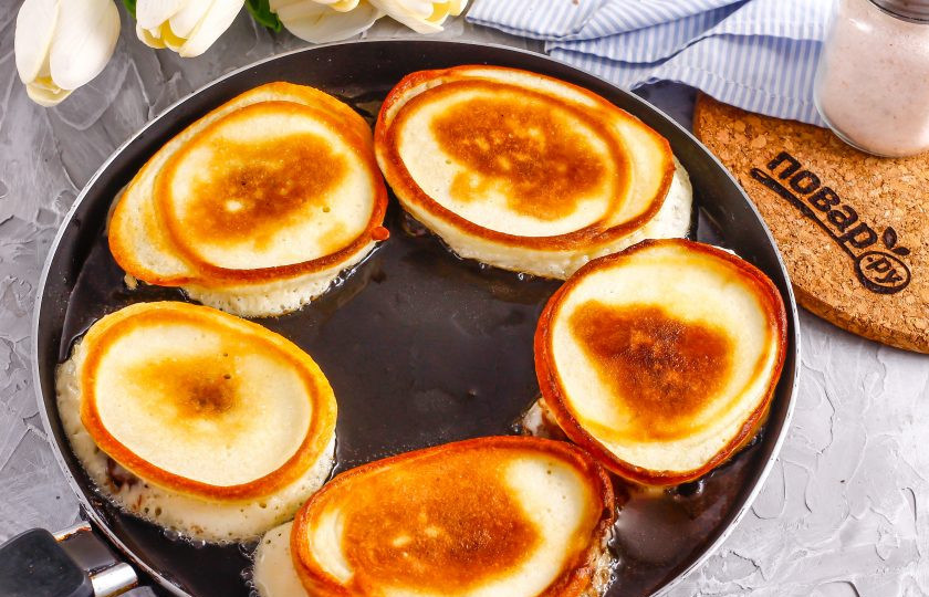 1. Этап. Оладьи с нутеллой: Переверните заготовки на другую сторону с помощью силиконовой лопатки и вилки, действуя аккуратно. Обжарьте еще 1-2 минуты до румяности и снимите оладьи на тарелку. Таким же образом приготовьте остальные оладьи с начинкой.