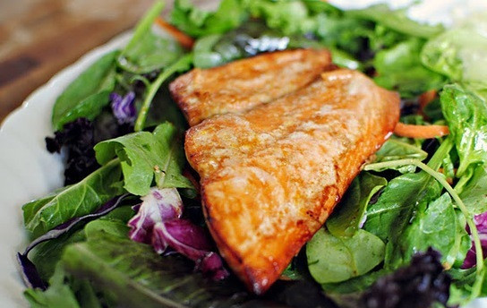 1. Этап. Салат с апельсиновым соусом: Сверху положите лосось.