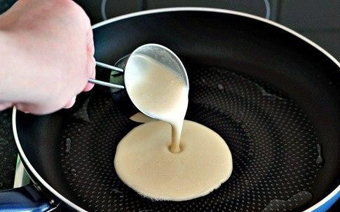 1. Этап. Карамельные блинчики с яблоками: 2. Выливаем на сковороду 0,5 столовой ложки растительного масла и подогреваем ее на среднем огне. Когда сковорода нагрета, выливаем на нее ¼ половника с тестом.