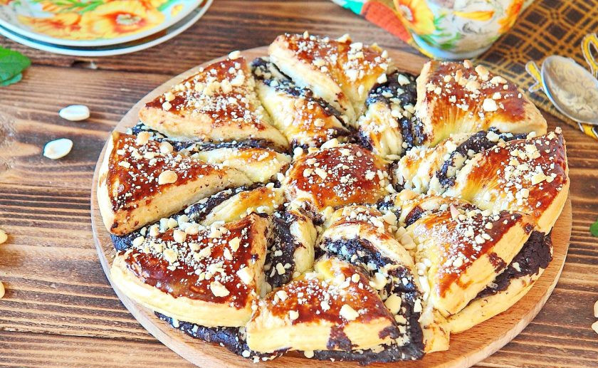 1. Этап. Слоеный шоколадный пирог: 9. Выпекайте при 190 градусах около 25 минут. Слоеный шоколадный пирог готов.