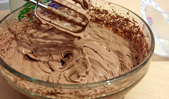 1. Этап. Торт Пирамида: Взбейте массу для плотной консистенции.