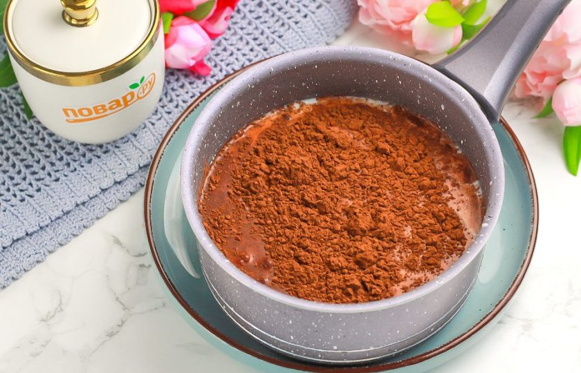 1. Этап. Шоколадный заварной крем: Следом добавьте какао-порошок. А этот ингредиент добавляется в горячую жидкость, так как содержит в своем составе небольшой процент жирности.