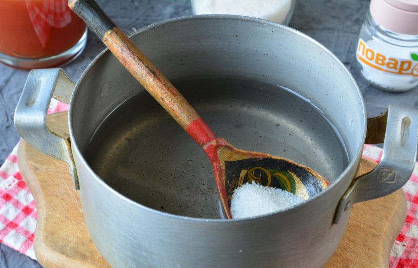 1. Этап. Огурцы в остром соусе на зиму: Приготовьте маринад. Вскипятите воду, всыпьте соль и сахар, размешайте до полного растворения.