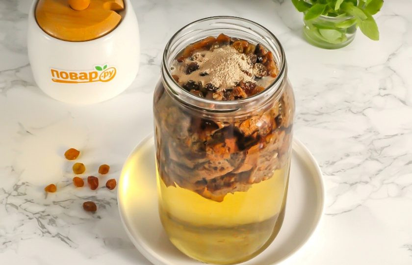 1. Этап. Окрошечный квас с изюмом: Всыпьте сухие дрожжи и перемешайте содержимое емкости. Накройте крышкой или хлопчатобумажным полотенцем и оставьте в тепле на 1-2 часа.