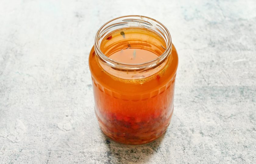 1. Этап. Самогон на облепихе: Влейте в банку самогон и плотно закройте. Потрясите самогон до растворения сахара и уберите в темное место на 3 недели. После этого процедите самогон через сложенную в несколько слоев марлю. Если не хотите, чтобы в самогоне было много мякоти, не отжимайте. Разлейте по бутылкам и уберите в прохладное место.