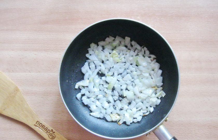 1. Этап. Паштет из баклажанов с грибами: Налейте подсолнечное масло и обжарьте лук до прозрачности.