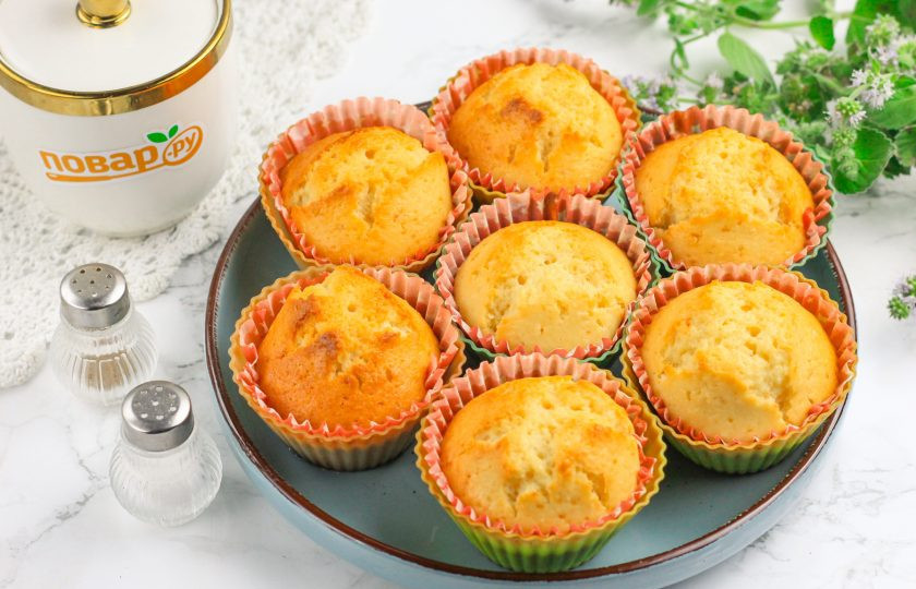 1. Этап. Кокосовые кексы: Извлеките их на тарелку и остудите 15-20 минут.