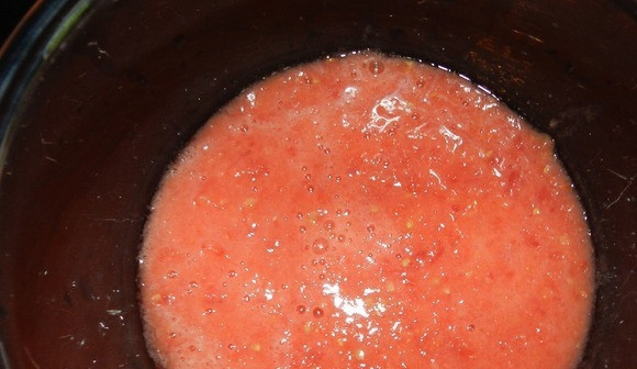 1. Этап. Чашушули на кеци: Томаты хорошенько вымойте и ошпарьте крутым кипятком. Снимите с них кожицу, натрите помидоры на терке. Чтобы измельчить томаты, можно использовать блендер.