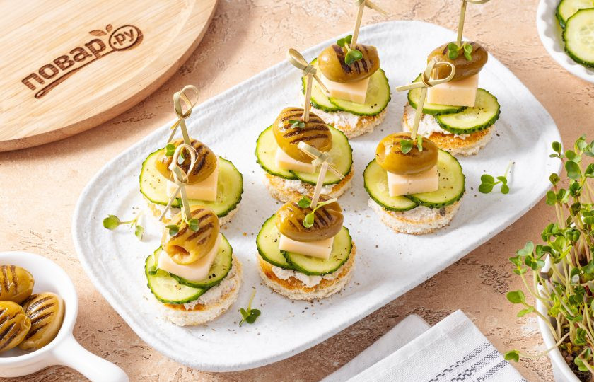 1. Этап. Канапе с огурцом и сыром: Перед подачей канапе посолите и поперчите, добавьте микрозелень. Приятного вам аппетита!