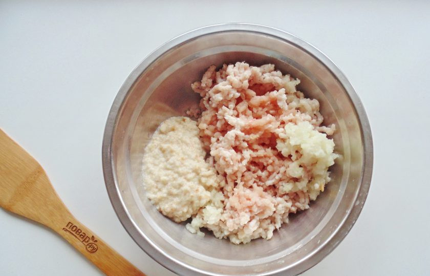 1. Этап. Голубцы по-польски: Куриное филе и мякоть свинины помойте. Белый батон или булку залейте кипяченой, холодной водой и через пять минут отожмите. Лук и чеснок очистите, помойте. Пропустите все эти ингредиенты через мясорубку.