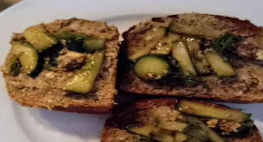 1. Этап. Паста из сардин с огурцом: Маринад посыпать укропом. В тостере подогреть хлеб. Смазать его толстым слоем пасты из сардин. На пасту выложить огурец из маринада. Полить лимонным соком. Приятного аппетита.