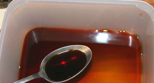 1. Этап. Маринад для лосося в духовке: В пластмассовый контейнер выливаем соевый соус. Я взяла самый обычный и недорогой соус в магазине, т.к. особой разницы для маринования не вижу.